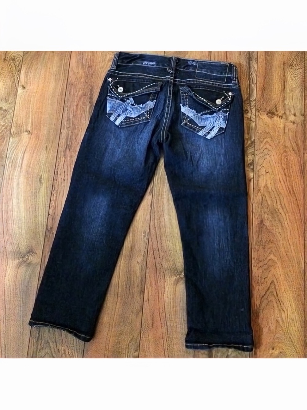 Like New Beautiful Unionbay Capri Jeans with Embellished Back Pockets